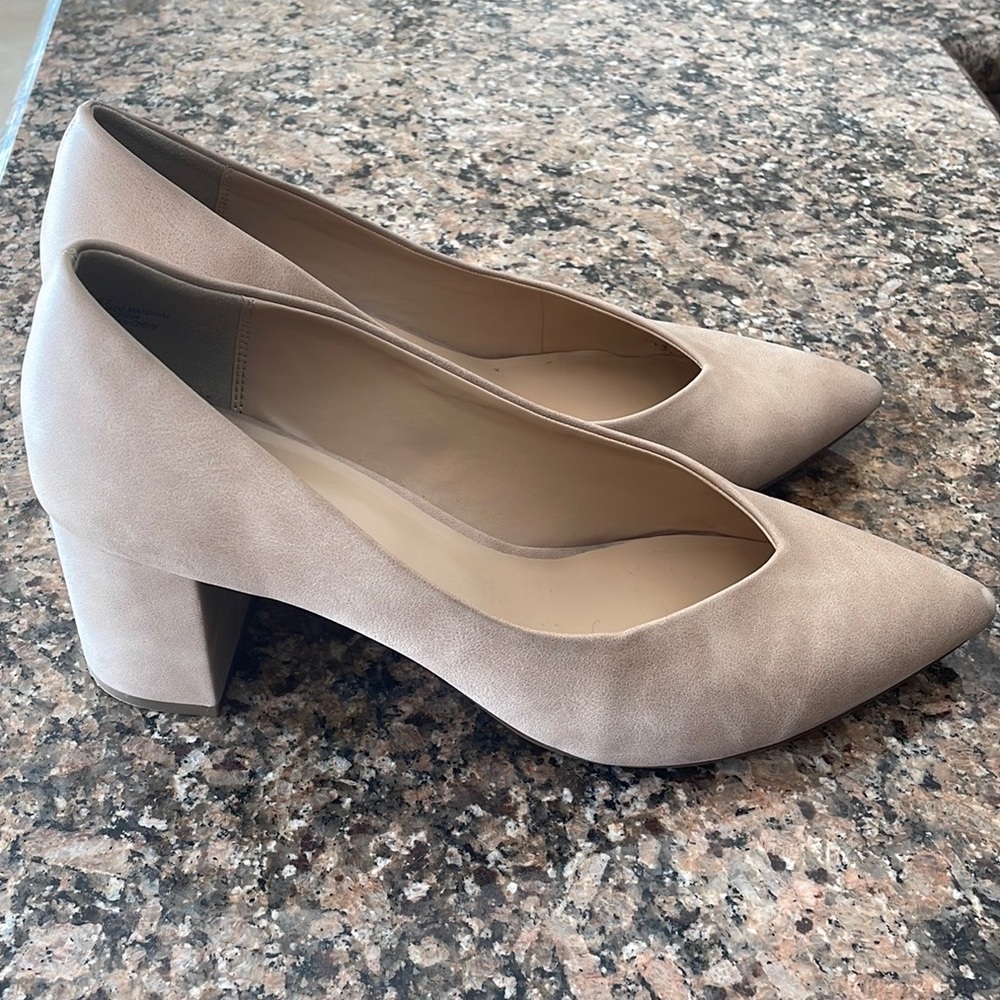 Point Toe Pumps - Picture 7 of 9